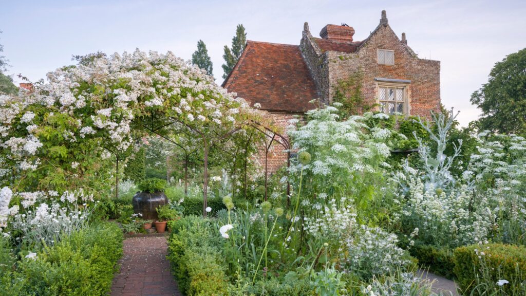 Best Places to Visit Within The Cotswolds and Prettiest Towns in The Cotswolds! Cotswolds